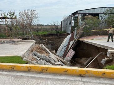 Socavón formado tras las fuertes lluvias de las últimas horas en Jalisco. ESPECIAL / Protección Civil Jalisco
