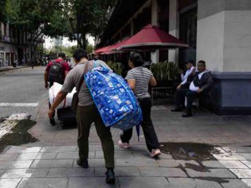En medio de las labores de los trabajadores de limpieza, comerciantes capitalinos se sintieron aliviados. SUN/H. Salvador