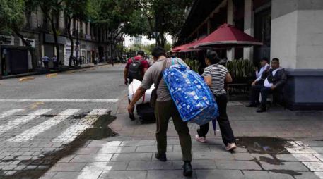 En medio de las labores de los trabajadores de limpieza, comerciantes capitalinos se sintieron aliviados. SUN/H. Salvador