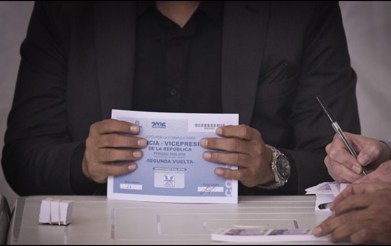 Jurados preparan material electoral este domingo, en la segunda vuelta de las elecciones presidenciales que elegirá a quien gobernará a Colombia en el periodo 2026-2030. EFE/ N. Pedraza