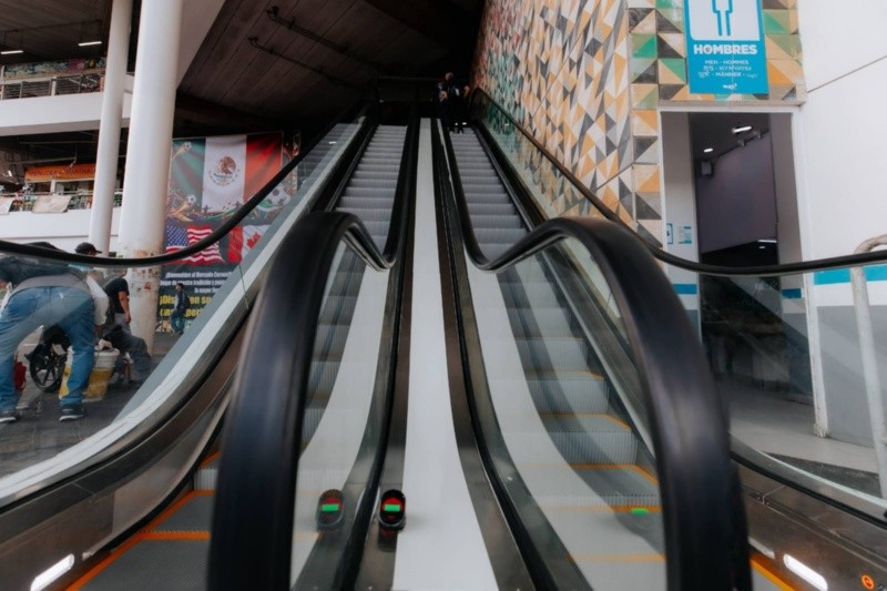 &nbsp;&nbsp;Una de estas obras fue la rehabilitación del Mercado Corona, que incluyó la sustitución de las escaleras eléctricas, pintura, renovación de los comercios exteriores de la calle Santa Mónica y mejoras en los ingresos. ESPECIAL
