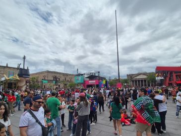 Las familias aprovecharon el domingo para tomarse fotos frente al Teatro Degollado, la pantalla gigante detrás de la Catedral Metropolitana y para caminar a lo largo de los espacios que abarca el Fan Fest. EL INFORMADOR/ O. González
