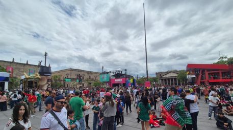 Las familias aprovecharon el domingo para tomarse fotos frente al Teatro Degollado, la pantalla gigante detrás de la Catedral Metropolitana y para caminar a lo largo de los espacios que abarca el Fan Fest. EL INFORMADOR/ O. González