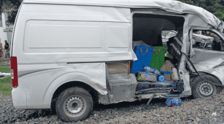 Camioneta blanca Foton View 52 impactada en su costado derecho. UNIDAD MUNICIPAL DE AMATITÁN.