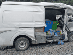 Camioneta blanca Foton View 52 impactada en su costado derecho. UNIDAD MUNICIPAL DE AMATITÁN.
