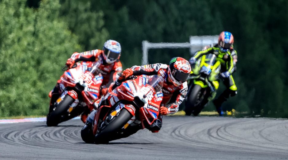 Marc Márquez se impuso en Brno por delante de Ai Ogura y Francesco Bagnaia para recortar distancias en el campeonato. EFE.
