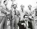 Moncayo (sentado en las escaleras) formó parte de un grupo de compositores mexicanos impulsados por Carlos Chávez, con quien estudió composición y dirección orquestal. ESPECIAL