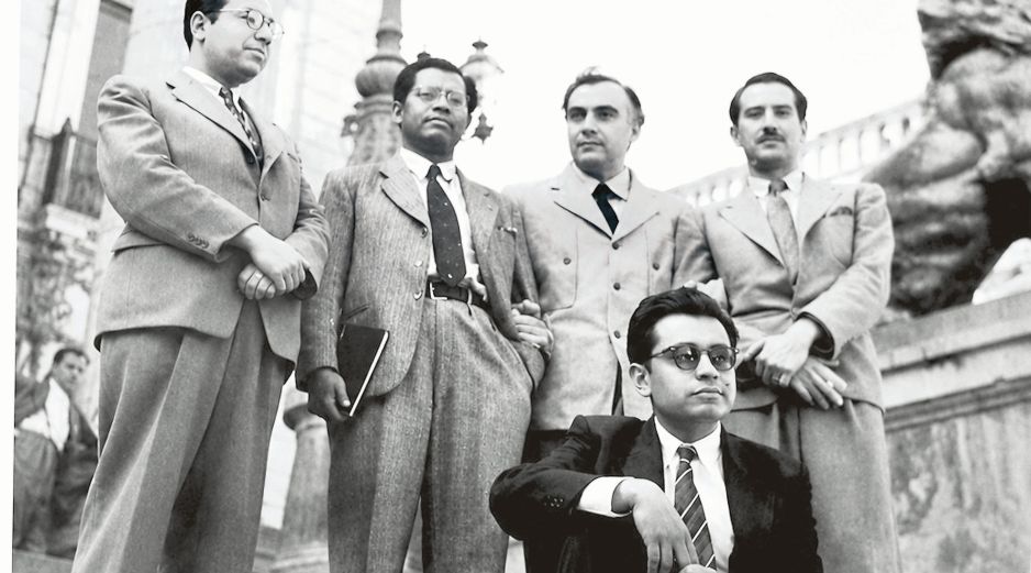 Moncayo (sentado en las escaleras) formó parte de un grupo de compositores mexicanos impulsados por Carlos Chávez, con quien estudió composición y dirección orquestal. ESPECIAL
