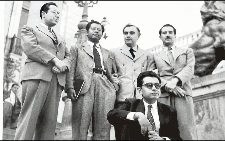 Moncayo (sentado en las escaleras) formó parte de un grupo de compositores mexicanos impulsados por Carlos Chávez, con quien estudió composición y dirección orquestal. ESPECIAL