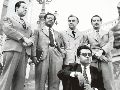 Moncayo (sentado en las escaleras) formó parte de un grupo de compositores mexicanos impulsados por Carlos Chávez, con quien estudió composición y dirección orquestal. ESPECIAL