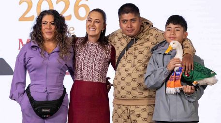 La Presidenta Claudia Sheinbaum dio la bienvenida a Carla Gómez, sus hijos Carlos y Cristian, y al famoso pato Merlín, quien se ha convertido en la 