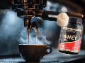 Cuando se prepara de forma correcta (disolviendo el suplemento en frío antes de añadir el café o preparándolo estilo iced coffee) la proteína actúa como un sustituto de la crema o la leche. CANVA