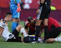 El alemán Nico Schlotterbeck recibe tratamiento tras sufrir una lesión en el partido contra Costa de Marfil, el sábado 20 de junio de 2025, en Toronto. AP / ARCHIVO
