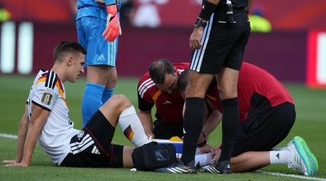 El alemán Nico Schlotterbeck recibe tratamiento tras sufrir una lesión en el partido contra Costa de Marfil, el sábado 20 de junio de 2025, en Toronto. AP / ARCHIVO