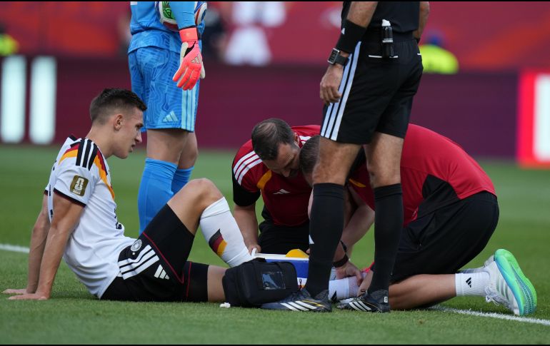 El alemán Nico Schlotterbeck recibe tratamiento tras sufrir una lesión en el partido contra Costa de Marfil, el sábado 20 de junio de 2025, en Toronto. AP / ARCHIVO