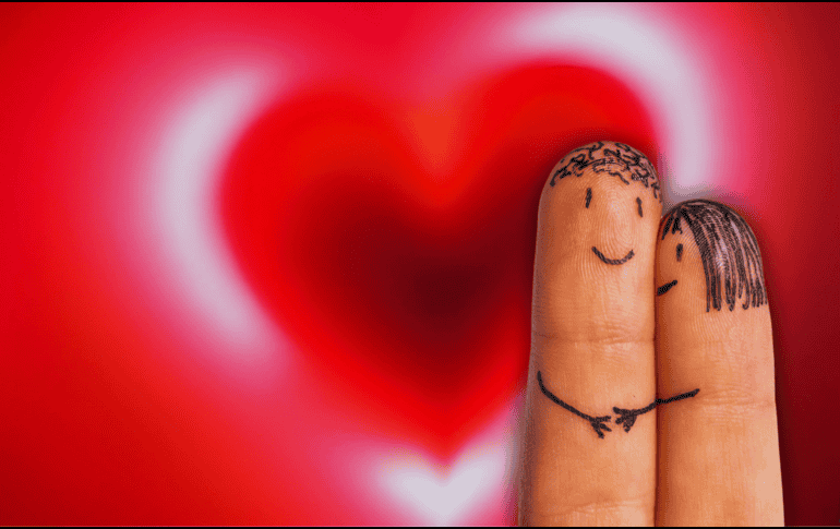 Las señales más evidentes incluyen regalos costosos e innecesarios desde el primer día, o declaraciones de amor profundo a las pocas horas. ESPECIAL / CANVA