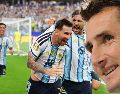 Klose felicita a Messi tras haber roto su récord. AP /Julio Cortez