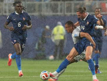 Una tormenta eléctrica obligó a suspender temporalmente el Francia vs Irak durante el descanso en Filadelfia. EFE/ A. Colmenares.