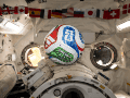 La tripulación de la estación espacial realizó pruebas con balones de fútbol para estudiar cómo la masa interna afecta el movimiento y la estabilidad en microgravedad. NASA