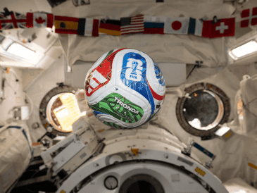 La tripulación de la estación espacial realizó pruebas con balones de fútbol para estudiar cómo la masa interna afecta el movimiento y la estabilidad en microgravedad. NASA
