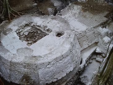 El descubrimiento de un punzón de espina de raya junto a los restos de un hombre de alto rango arroja luz sobre las prácticas de autosacrificio. EFE / M.Macz
