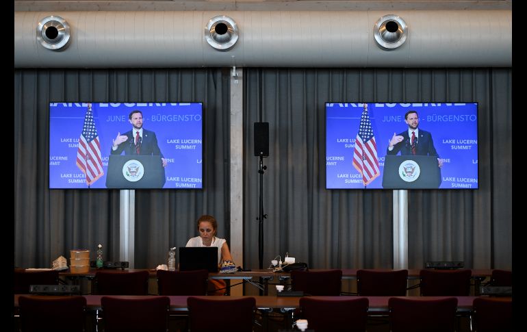 Imagen tomada en la sala de medios del vicepresidente estadounidense, JD Vance, hablando durante una conferencia de prensa en Bürgenstock, cerca de Lucerna, Suiza. XINHUA/L. Yi