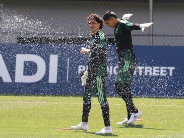 (260622) -- CIUDAD DE MEXICO, 22 junio, 2026 (Xinhua) -- Los guardametas Guillermo Ochoa (i) y Raúl Rangel (d), de la selección nacional mexicana de fútbol, participan en una sesión de entrenamiento, en el Centro de Alto Rendimiento de la Federación Mexicana de Fútbol, en la Ciudad de Mexico, capital de Mexico, el 22 de junio de 2026. (Xinhua/Francisco Cañedo) (fc) (rtg) (ah) (ce)