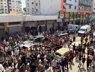 Un centenar de personas se reúnen en el lugar en el que un ataque del Ejército israelí en ciudad de Gaza mató este lunes a una adolescente e hirió a al menos cinco personas. EFE/M. Gibelli