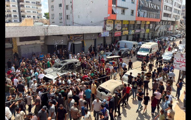 Un centenar de personas se reúnen en el lugar en el que un ataque del Ejército israelí en ciudad de Gaza mató este lunes a una adolescente e hirió a al menos cinco personas. EFE/M. Gibelli