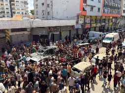 Un centenar de personas se reúnen en el lugar en el que un ataque del Ejército israelí en ciudad de Gaza mató este lunes a una adolescente e hirió a al menos cinco personas. EFE/M. Gibelli