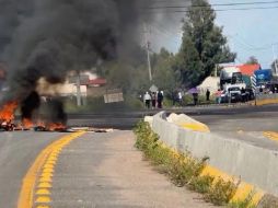 La protesta provocó largas filas de vehículos en un tramo carretero de Guanajuato. ESPECIAL