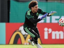 El posible regreso de Guillermo “Memo” Ochoa a la titularidad genera expectativa entre seguidores y especialistas. EFE/ A. Cruz