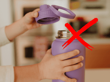 El mayor foco de infección no se encuentra necesariamente en el cuerpo de acero, sino en los mecanismos de cierre, popotes y los pequeños empaques circulares de silicona grado alimenticio que aseguran el vacío. CANVA
