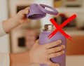 El mayor foco de infección no se encuentra necesariamente en el cuerpo de acero, sino en los mecanismos de cierre, popotes y los pequeños empaques circulares de silicona grado alimenticio que aseguran el vacío. CANVA