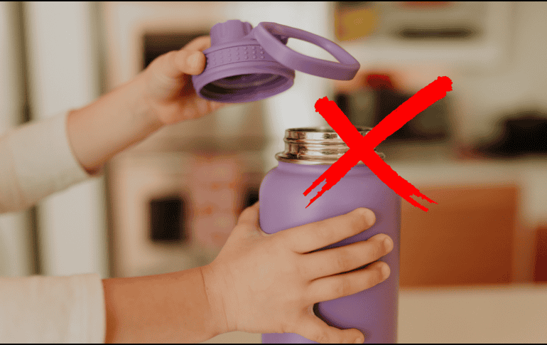 El mayor foco de infección no se encuentra necesariamente en el cuerpo de acero, sino en los mecanismos de cierre, popotes y los pequeños empaques circulares de silicona grado alimenticio que aseguran el vacío. CANVA
