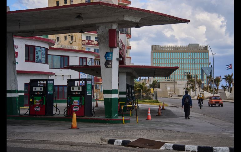 Un hombre pasa junto a una gasolinera que se ha quedado sin combustible, situada cerca de la embajada de Estados Unidos, en La Habana. AP/ARCHIVO