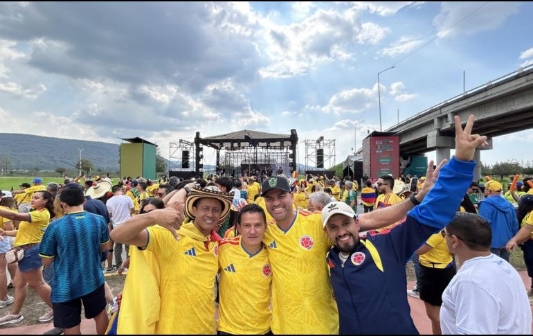 El mariachi se convirtió en el puente cultural que unió a mexicanos y colombianos durante la fiesta mundialista en Guadalajara. EL INFORMADOR/ L. ASCANIO.