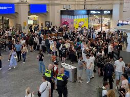 Las estaciones de trenes alemanas lucieron repletas de personas confundidas por la extraña falla en el servicio. EFE/F. Vogel