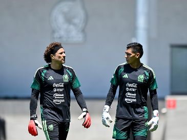 Guillermo Ochoa y Raúl Rangel. La expectativa por la decisión de Javier Aguirre en la portería concentra parte de la atención en la víspera de la siguiente ronda. IMAGO7/E. Espinosa