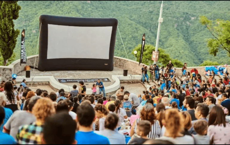 Disfrutar una película al aire libre, acostado sobre el pasto y bajo un cielo estrellado, será posible en distintos puntos de Guadalajara gracias a una serie de funciones gratuitas de cine. FACEBOOK / Cinemalive