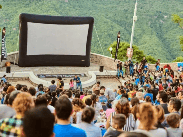 Disfrutar una película al aire libre, acostado sobre el pasto y bajo un cielo estrellado, será posible en distintos puntos de Guadalajara gracias a una serie de funciones gratuitas de cine. FACEBOOK / Cinemalive
