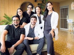 En portada: Lorena Molgado, Iván Arriaga, Dra. Diana Durán, Dra. Blanca Cárdenas, Daniel García y Dr. Carlos Parra. GENTE BIEN JALISCO / Revista del 26 de junio 2026