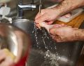 Los especialistas insisten en que la forma más segura de eliminar bacterias es cocinar el pollo a la temperatura adecuada, no lavarlo antes de prepararlo. ESPECIAL / CANVA