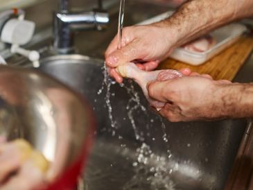 Los especialistas insisten en que la forma más segura de eliminar bacterias es cocinar el pollo a la temperatura adecuada, no lavarlo antes de prepararlo. ESPECIAL / CANVA