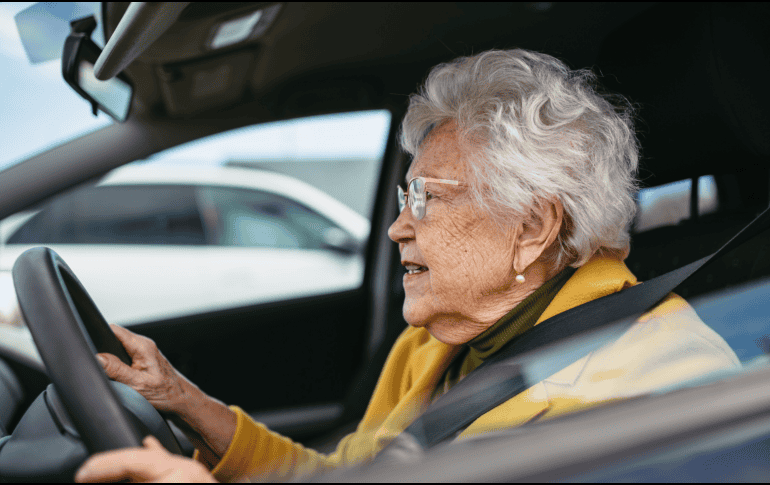 La decisión de abandonar definitivamente el automóvil suele ser de carácter personal o basada en estrictas recomendaciones médicas. CANVA