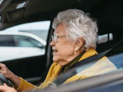La decisión de abandonar definitivamente el automóvil suele ser de carácter personal o basada en estrictas recomendaciones médicas. CANVA