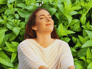 Desde calmar el estómago hasta despejar la mente, masticar yerbabuena demuestra que la naturaleza ofrece excelentes soluciones preventivas. ESPECIAL / CANVA