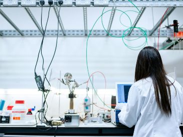 Los investigadores usaron siete grandes conjuntos de datos compuestos por información clínica real, entre los que se incluyen imágenes médicas, electrocardiogramas e historiales clínicos electrónicos. Unsplash