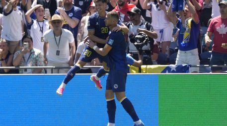 Edin Dzeko de Bosnia y Herzegovina celebra uno de los goles que podrían clasificarlos a la siguiente ronda del Mundial 2026. EFE / EPA / STEPHAN BRASHEAR