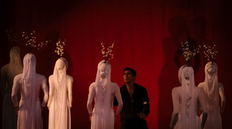 Más que una actualización estética, la puesta en escena replantea el sentido mismo del ballet. ESPECIAL